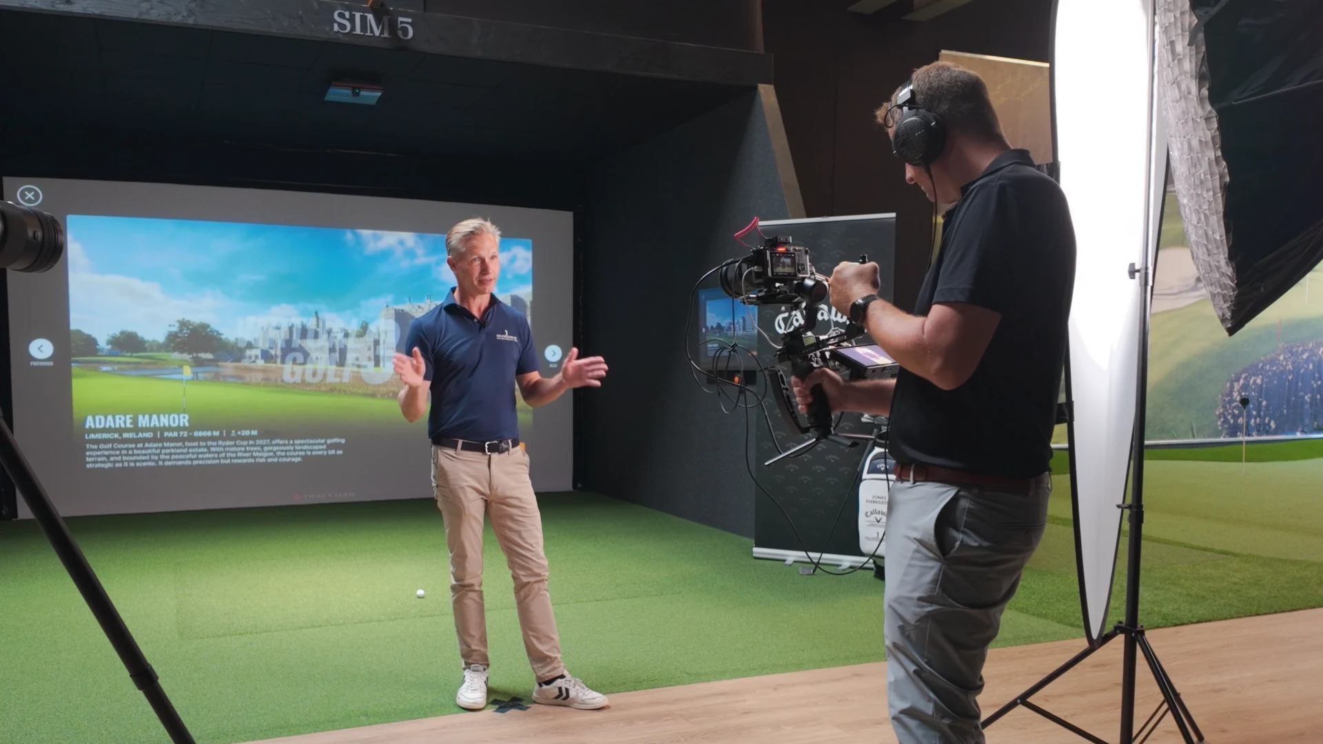 Bag kulisserne på en brandfilm-optagelse i en golfsimulator