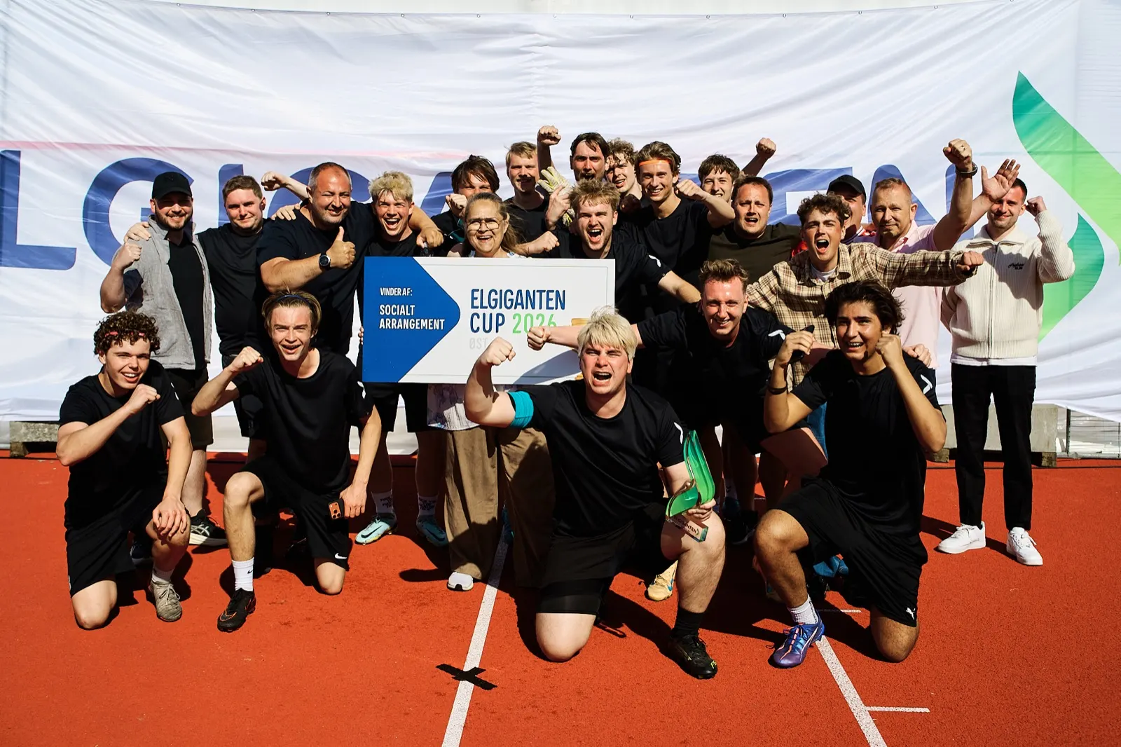 Vinderholdet jubler med skiltet for Elgiganten Cup