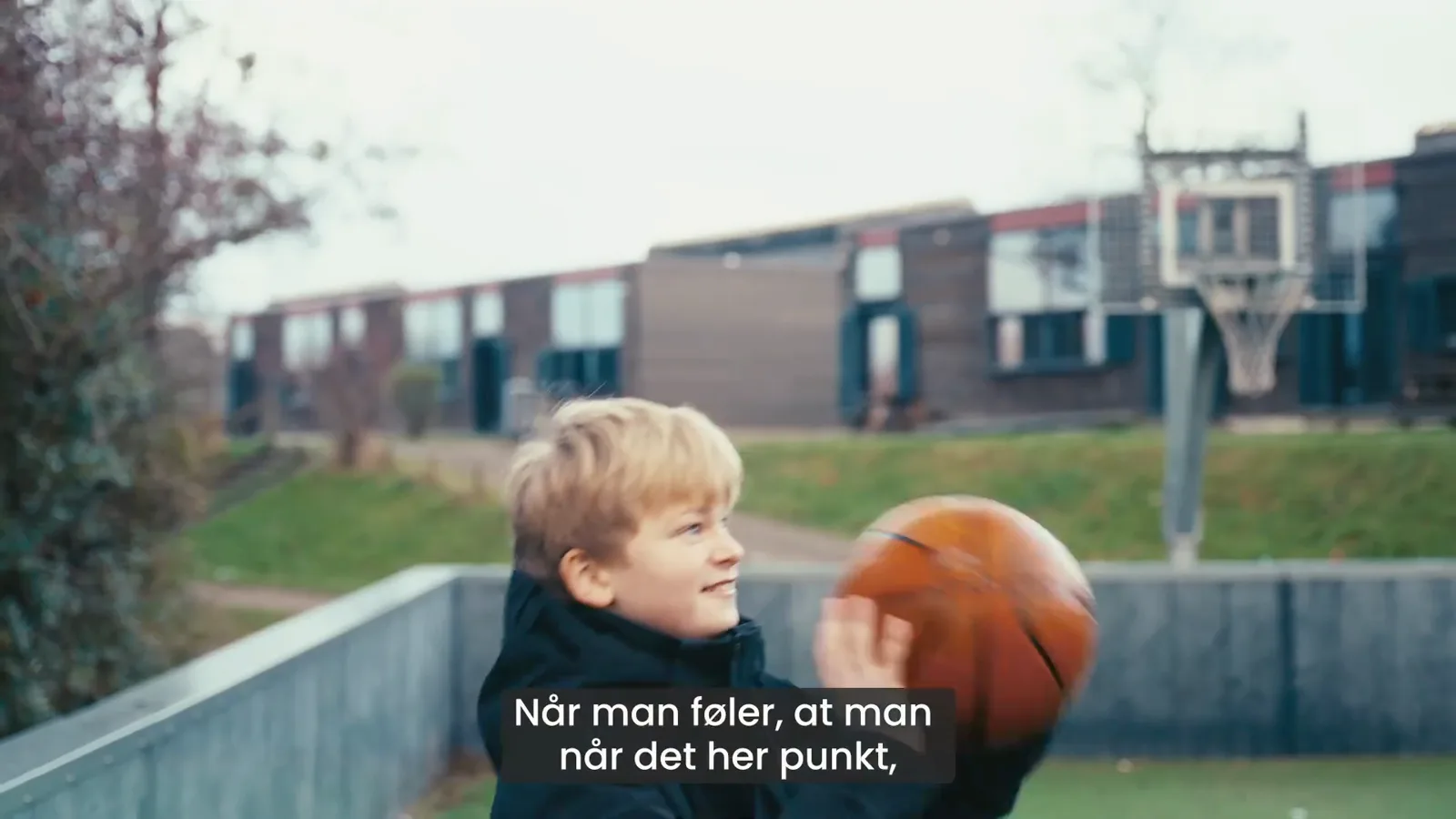 Ung spiller basket bag huset