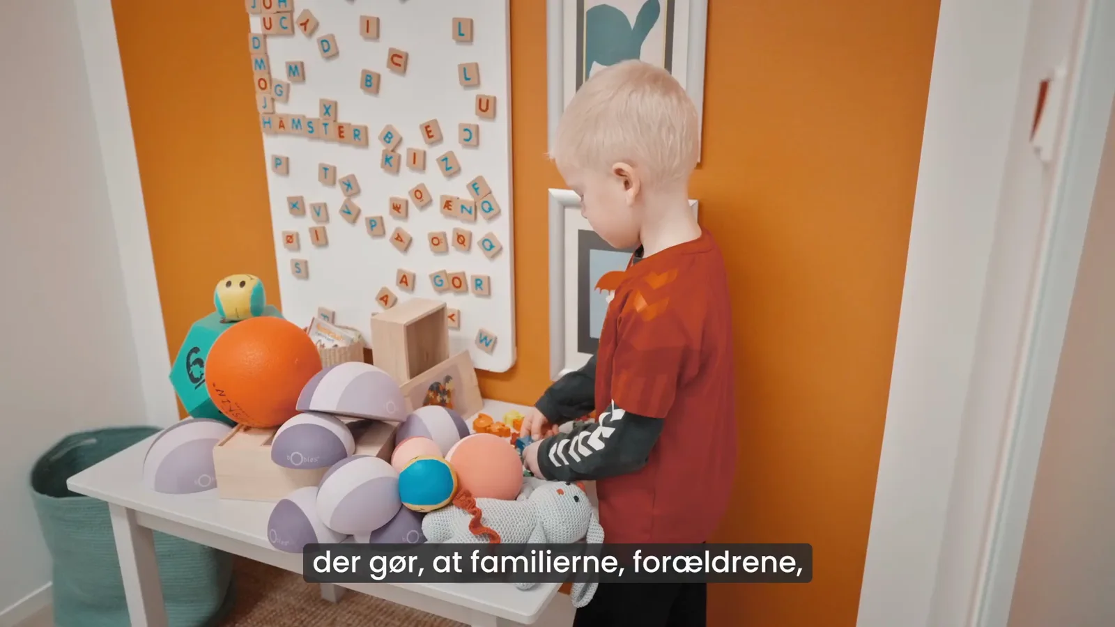 Barn leger i Familiehuset