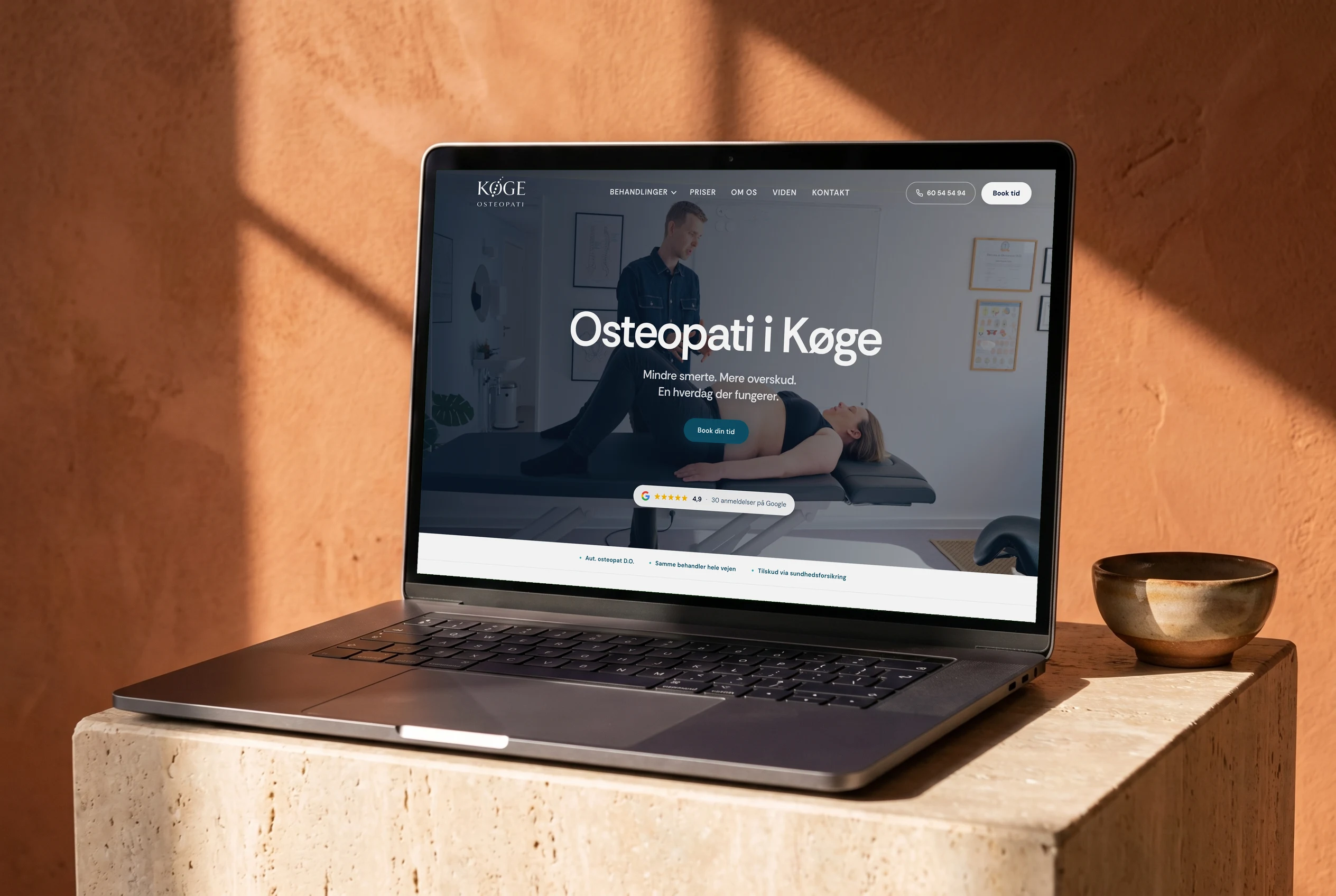 Køge Osteopatis hjemmeside vist på en laptop