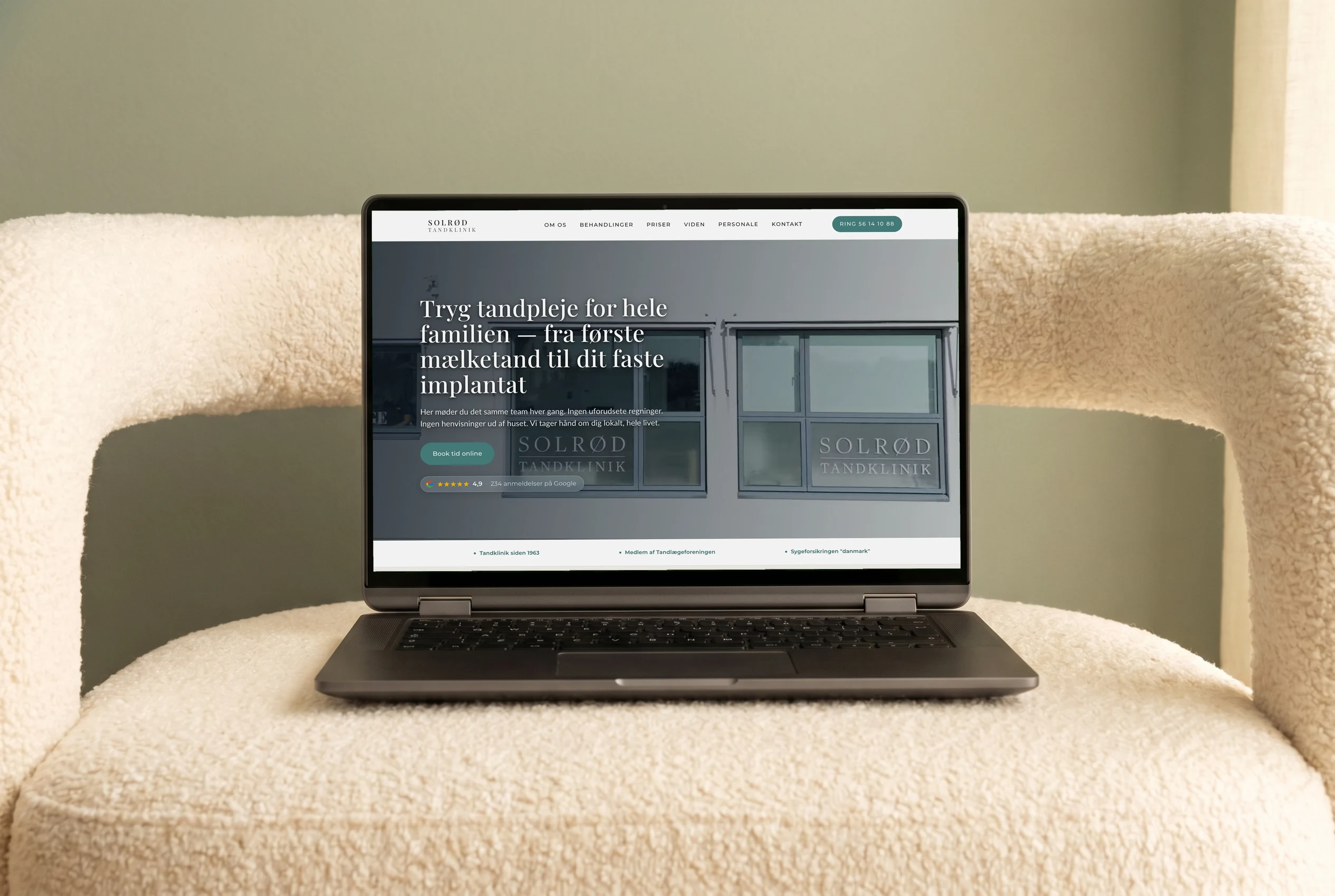 Solrød Tandkliniks hjemmeside vist på en laptop