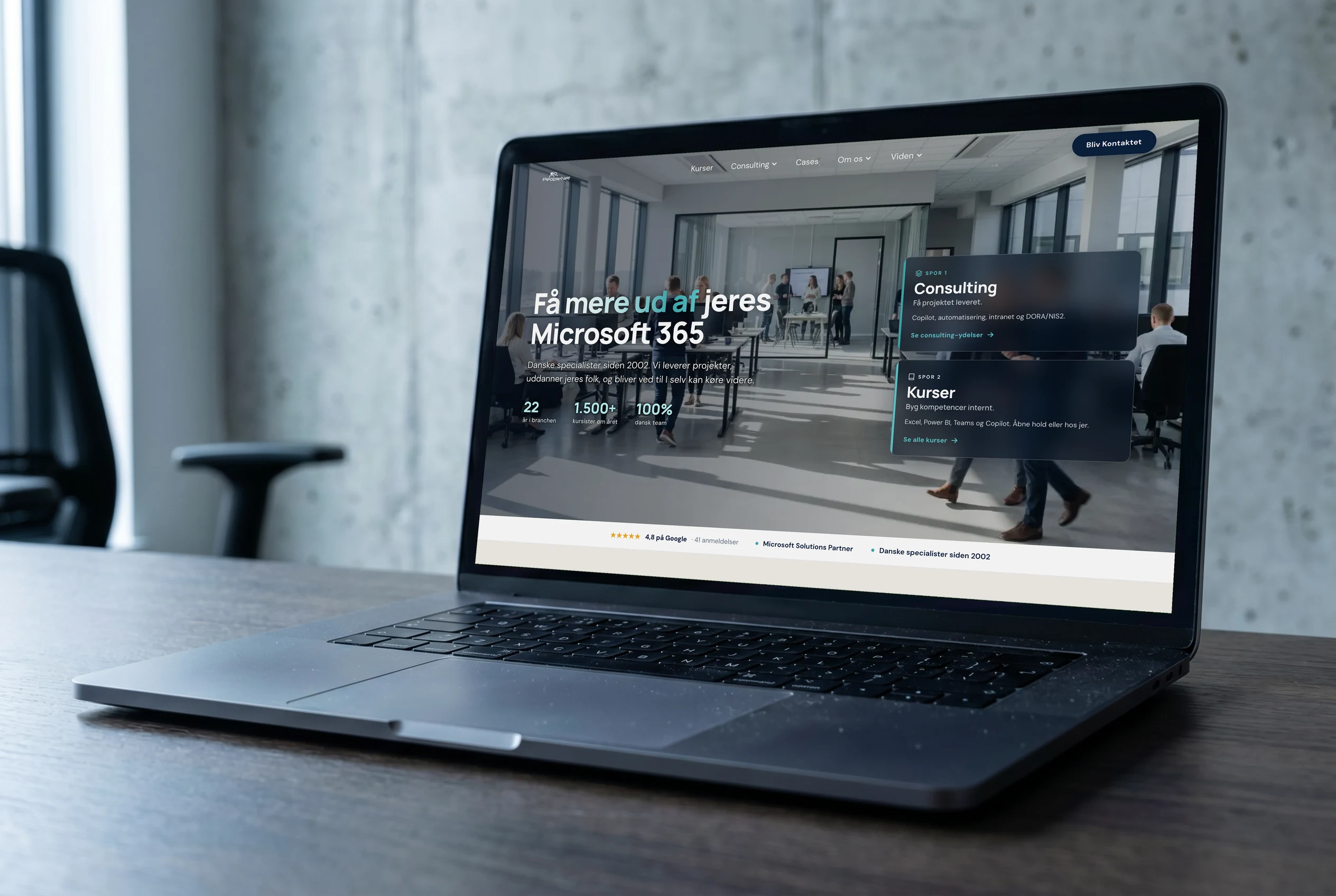 PeopleNets nye hjemmeside vist på en laptop